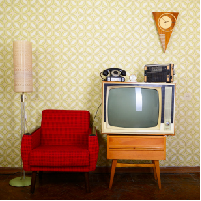 vintage stoel en TV